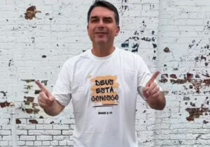 Flávio Bolsonaro canta versão em pagode de música gospel e associa canção à pré-campanha; veja vídeo