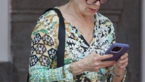 Atriz do filme Titanic está no Brasil e é vista no Rio de Janeiro. Descubra quem é!