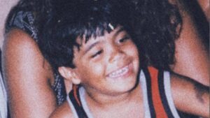 Aos 31 anos, criança da foto hoje é cantor, vem de família famosa e vive namoro discreto com ex-BBB