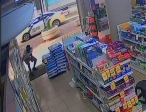 Homem se agacha para furtar farmácia e tenta devolver itens ao ver PM; VEJA VÍDEO