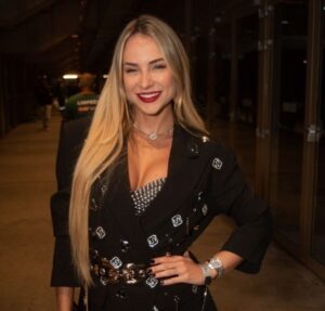 Gabi Martins exibe buquê gigante e anel que ganhou após reatar com namorado: O amor está nos detalhes