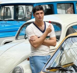 Gabriel Leone surpreende ao surgir com novo visual para o Oscar 2026. Veja!