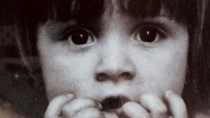 Quem é? Menina da foto faz 52 anos, seguiu passos da mãe e brilhou nas novelas da Globo