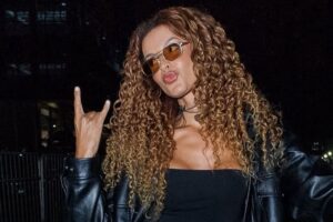 Gabriela Loran posa nua em cachoeira e deixa a web boquiaberta