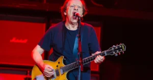 Guitarrista do AC/DC é internado na Argentina; Saiba estado de saúde