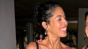 Aos 17 anos, filha de Bela Gil rouba a cena em aparição com a mãe: ‘Maravilhosas’