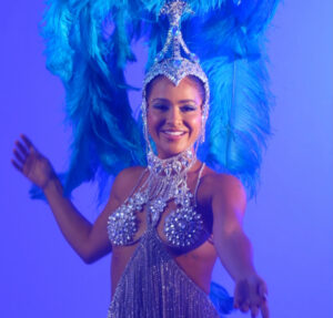 Giullia Buscaccio é anunciada como musa da Vila Isabel