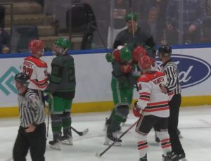 Policiais e bombeiros brigam no meio de partida de jogo beneficente; VEJA VÍDEO