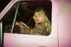 Sabrina Carpenter lança clipe de “House Tour” 