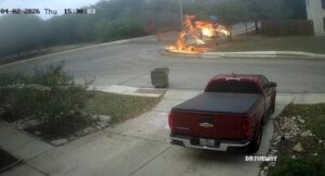 Homem é lançado ao fogo após motocicleta derrapar e explodir nos EUA; VEJA VÍDEO!