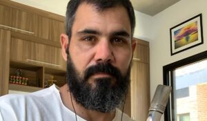 Juliano Cazarré critica cenário político: “A gente sustenta auxílios”