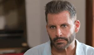 Figurino de Henri Castelli pega fogo durante apresentação teatral