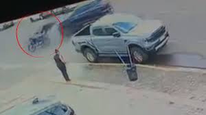 Piloto ‘voa’ e moto vai parar em garagem de estabelecimento; VEJA VÍDEO!