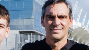 Aos 17 anos, filho do ex-jogador de vôlei Giba está quase da altura do pai