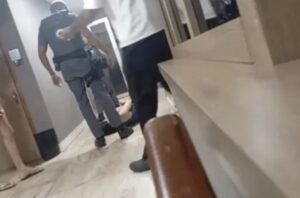 PM chuta violentamente rosto de mulher durante ação no litoral de SP; VEJA VÍDEO!