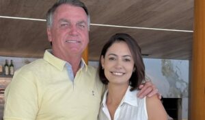 Michelle parabeniza Bolsonaro e diz: “Deus te livrou da morte”