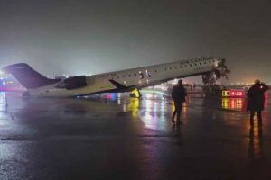 Pilotos morrem após colisão entre avião e caminhão em aeroporto; VEJA VÍDEO