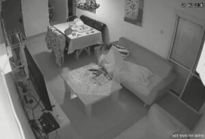 Idosa foge da morte por pouco após casa ser atingida por míssil no Irã; VEJA VÍDEO