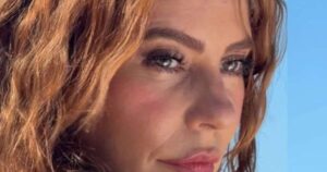 Paolla Oliveira posa na praia e mostra tatuagens em locais discretos; veja fotos