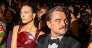 Leonardo DiCaprio repete ‘gesto raro’ que já fez com Gisele Bündchen ao levar namorada ao Oscar