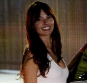 Isis Valverde repete look do Globo de Ouro em festa pós-Oscar