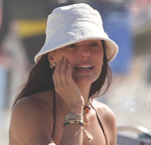 Anitta abre álbum de fotos após apresentação no SNL e celebra: Estou muito grata