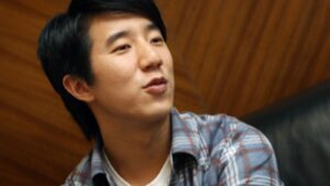 Aos 43 anos, filho de ator excluído de herança bilionária já foi preso por envolvimento com drogas