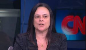 Janaina Paschoal desce a lenha em Ministros do STF