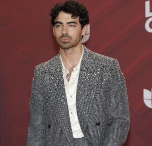 Joe Jonas encanta a web ao dançar funk e responder fãs em português