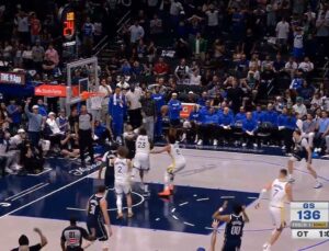 Jogador de basquete sofre lesão assustadora no joelho e deixa quadra de maca; VEJA VÍDEO