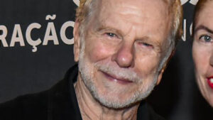 Aos 87 anos, Jonas Bloch faz rara aparição com a esposa que é 25 anos mais jovem