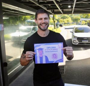 Jonas Sulzbach entra na brincadeira e segura diploma de Quinta Série