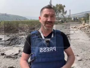 Repórter é ferido em ataque durante transmissão e precisa retirar estilhaços do braço; VEJA VÍDEO