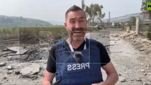 Míssil cai a poucos metros de repórter no Líbano; veja vídeo