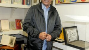 Bens exclusivos de ator morto há 12 anos são leiloados e 18 mil itens são doados pela família