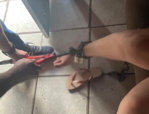 Jovem é salva após ser encontrada acorrentada na própria cama pelo companheiro; VEJA VÍDEO