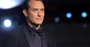 Enteada de Jorginho envolvida em polêmica com Chappell Roan é filha do ator Jude Law