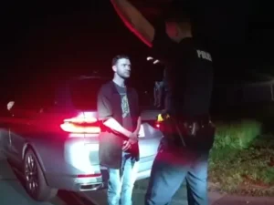 Vídeo mostra prisão de super astro da música por dirigir embriagado; ASSISTA