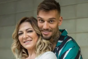 Mãe de Lucas Lucco revela diagnóstico e exibe perda de cabelo; veja vídeo