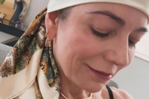 Mãe de Lucas Lucco corta o cabelo e comenta sobre a doença: “não é fácil”