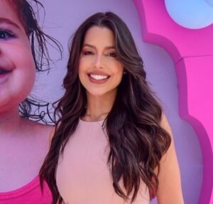 Grávida, ex-BBB Laís Caldas mostra bebê mexendo na barriga: Alice toda serelepe