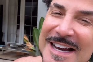 Após ser criticado por novo rosto, Latino se pronuncia: ” hipocrisia “