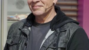 Aos 52 anos, ator milionário aceita desafio e adiciona novo cargo no currículo