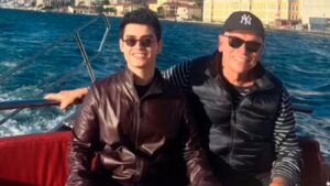 Aos 63, famoso renomado vive casamento duradouro com cantor 33 anos mais novo