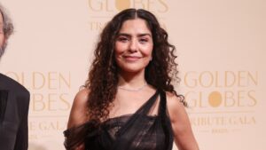 Discreta, Leticia Sabatella surge com o namorado em rara aparição; ele é ator da Globo