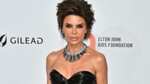 Aos 62 anos, atriz usa vestido feito com 5 kg de cabelos humanos em festa depois do Oscar