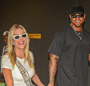 Lore Improta exibe barrigão de sete meses em viagem com Leo Santana: Momentinho só nosso