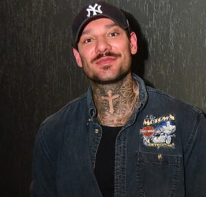 Com alopecia, mãe de Lucas Lucco exibe falhas no couro cabeludo mesmo após raspar a cabeça