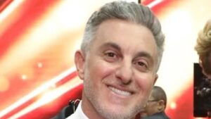 Os três filhos de Luciano Huck roubam a cena com looks elegantes em foto com o pai