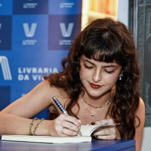 Pai babão! Luciano Camargo prestigia lançamento de livro da filha ao lado da família